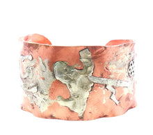 Load image into Gallery viewer, Copper cuff bracelet with silver design 