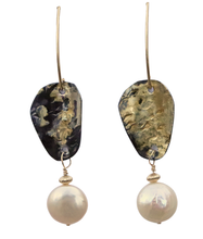 Load image into Gallery viewer, gold and steel pearl earrings